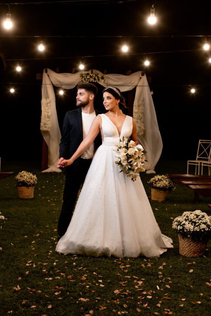 Foto de noiva e noivo, em seu casamento em uma chácara, na região de Sorocaba. Por Paulo, fotógrafo de casamento em Sorocaba.