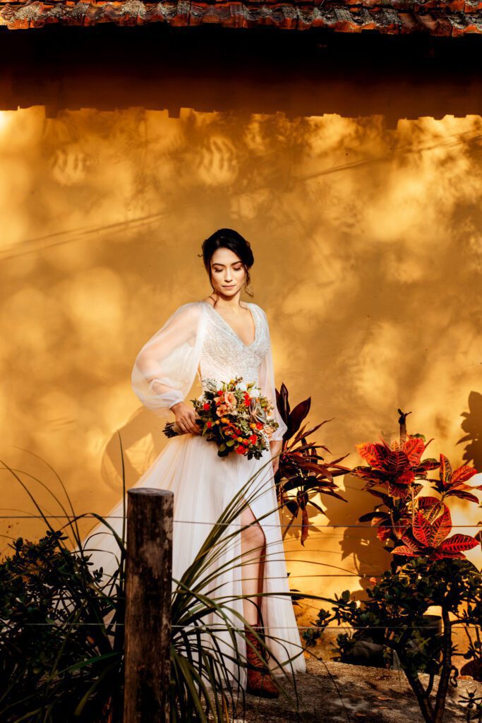 Noiva Aline, com seu lindo vestido boho, em seu dia de casamento na Fazenda das Pedras, em Itu. . Por Paulo, fotógrafo de casamento em Sorocaba.