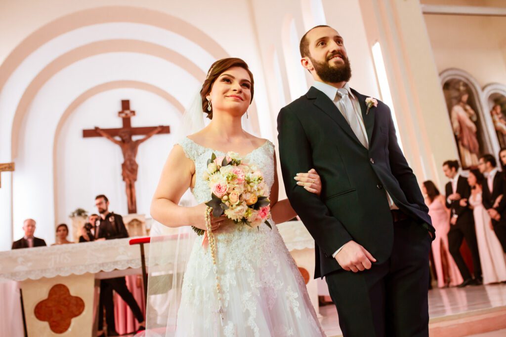 Foto dos noivos Maria Carolina e Lucas, em seu casamento na Igreja Bom Jesus dos Perdões, em Sorocaba