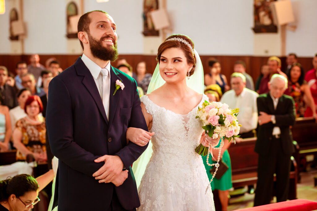 Foto dos noivos Maria Carolina e Lucas, em seu casamento na Igreja Bom Jesus dos Perdões, em Sorocaba