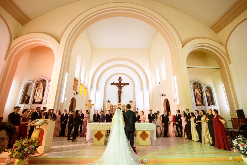 Foto dos noivos Maria Carolina e Lucas, em seu casamento na Igreja Bom Jesus dos Perdões, em Sorocaba