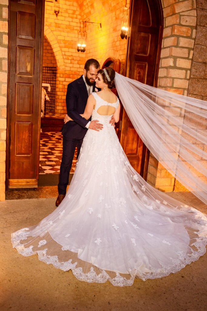 Foto do ensaio dos noivos Maria Carolina e Lucas, após seu casamento na Igreja Bom Jesus dos Perdões, em Sorocaba