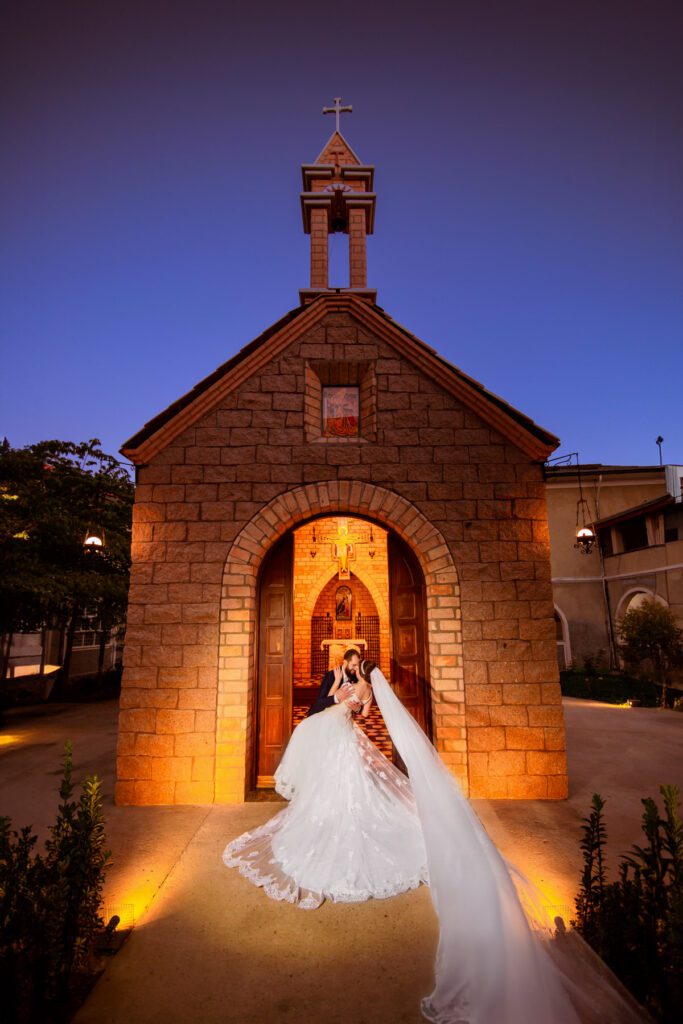 Foto do ensaio dos noivos Maria Carolina e Lucas, após seu casamento na Igreja Bom Jesus dos Perdões, em Sorocaba