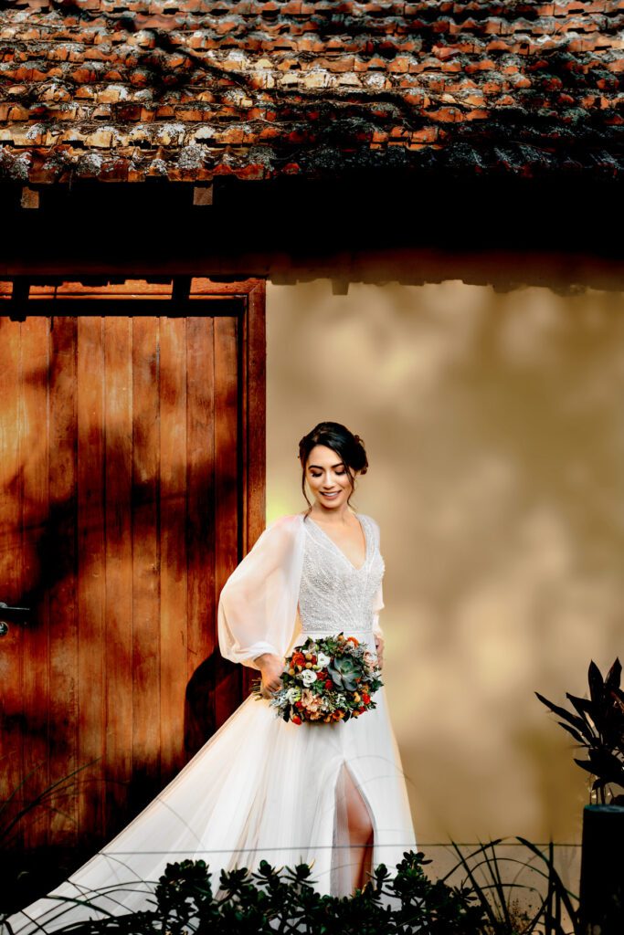 Foto da noiva Aline, em seu casamento na Fazenda das Pedras. Vestido no estilo boho, pela Casamarela Noivas.