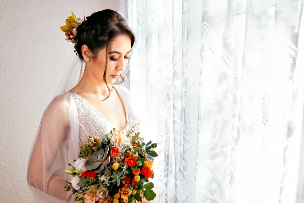 Foto da noiva Aline, em seu casamento na Fazenda das Pedras. Buquê de suculentas.