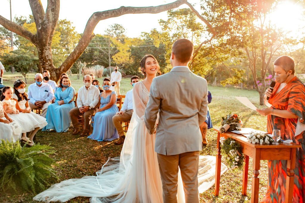 Cerimônia de casamento ao pôr-do-sol, na Fazenda das Pedras