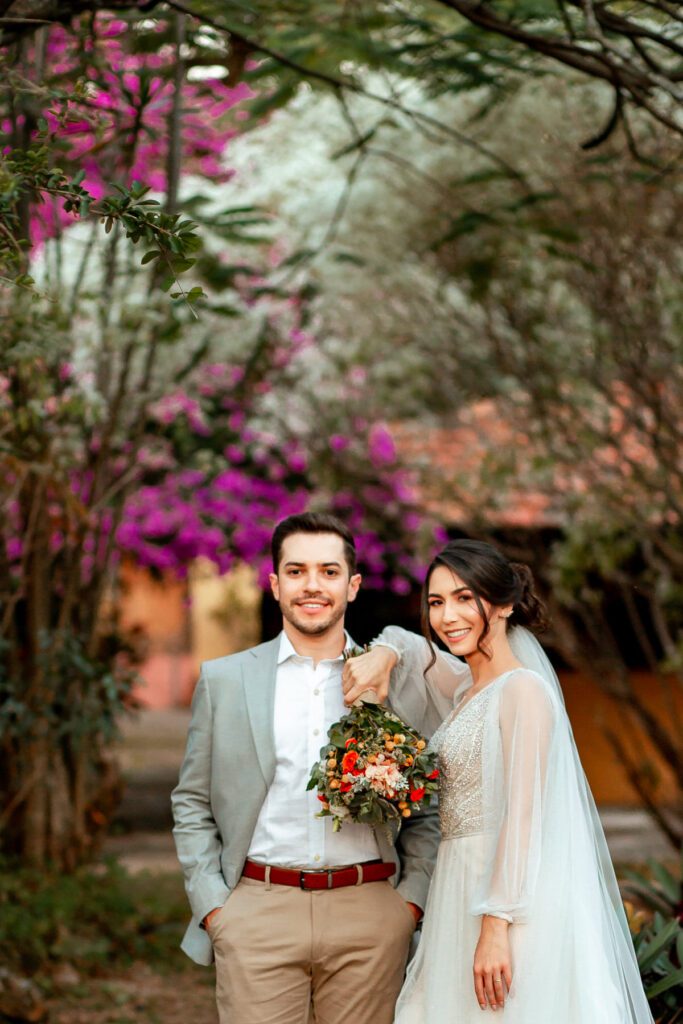 Fotos da noiva e do noivo com o buquê (ou bouquet) de casamento, feito com flores e suculentas, na Fazenda das Pedras. Foto de Paulo Degering, fotógrafo de casamento em Sorocaba.