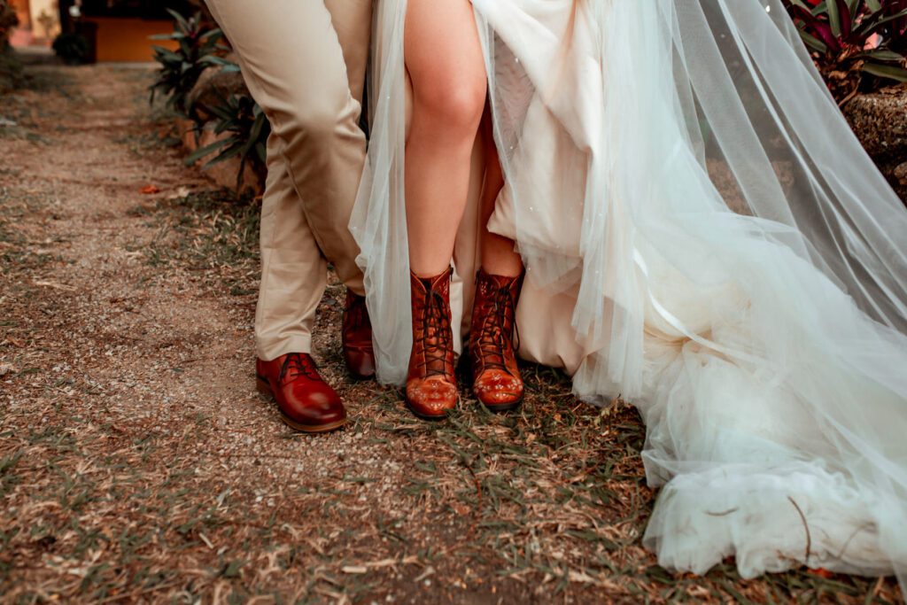 Foto do sapato (bota) da noiva e do noivo. Casamento na Fazenda das Pedras. Foto de Paulo Degering, fotógrafo de casamento em Sorocaba.